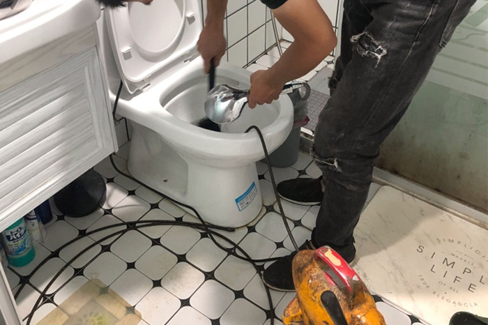 丁青疏通下水道