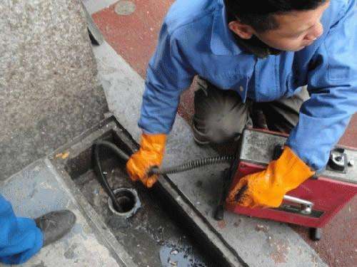 丁青疏通下水道