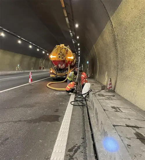 丁青隧道排水渠清淤